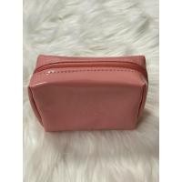 ราคา (NEW) 3CE | กระเป๋าเครื่องสำอางทรงเหลี่ยม หนังวาว สีชมพู (26592303012)