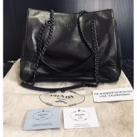 ราคา [มือสองของแท้] Prada Leather/Nylon Shoulder Tote Prelovedด้านนอกหนังแท้นุ่มมาก(น่าจะหนังแกะสีน้ำตาลเข้มอะไหล่โซ่สีรมควัน (3032085177)