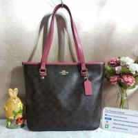ราคา COACH F58294 ZIP TOP TOTE IN SIGNATURE COATED CANVAS COLOR : IMITATION GOLD/BROWN/ROUGE (1132133352)
