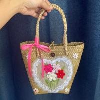 ราคา กระเป๋าสานกระจูด ติดโบว์ ลายหัวใจดอกไม้‍♀️ฐาน 12.5*13cm สูง 18 cm (24751308268)