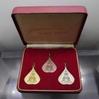 ราคา เหรียญพระพุทธชินสีห์ หลัง ส.ว. 90 พรรษา สมเด็จย่า วัดบวรนิเวศวิหาร ปี2533 ชุดรวม 3 เนื้อ พร้อมกล่อง (51906916216)