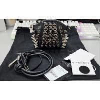 ราคา Givenchy Antigona studded mini Pouch / Micro bag Silver metal hardware (22813035323)
