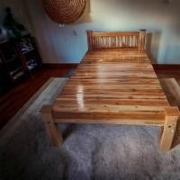 ราคา Sukthongแพร่ เตียงนอน 3.5 ฟุต ไม้สักทอง S-372 เตียงนอนไม้สัก เตียงไม้สักหัวปาด สีสักธรรมชาติเคลือบเงา (13275160942)