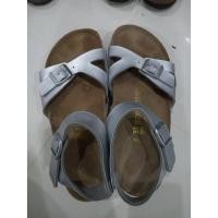 ราคา รองเท้า Birkenstock Rio ของแท้มือสอง สีเงิน ไซส์ 38 ความยาวเท้า 24.5 cm. (1525499743)