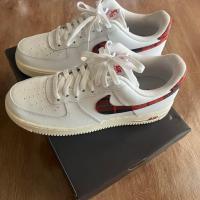 ราคา Nike Air Force 1 Low '07 LV8 Tartan Plaid White University Red (สภาพมือ 1 ไม่มีตำหนิ ซื้อมาผิด Size แค่ลองใส่เท่านั้น) (20187624206)