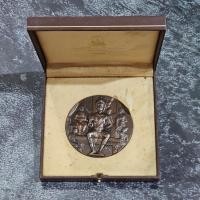 ราคา เหรียญที่ระลึก 700 ปี ลายสือไทย เนื้อทองแดงรมดำ ขนาด 7 เซน ปี2526 พร้อมกล่องเดิม (25626810735)