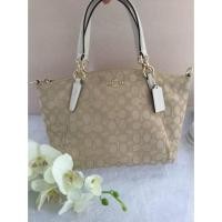 ราคา กระเป๋า Coach ทรงพัด ผ้าลายC สีขาว (160273176)
