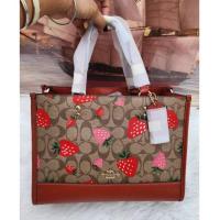 ราคา คป (สด-ผ่อน) CH325 11.5 นิ้ว DEMPSEY CARRYALL IN SIGNATURE CANVAS WITH WILD STRAWBERRY PRINT (41154247188)