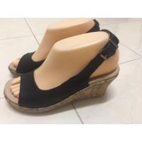 ราคา รองเท้า crocs แท้มือสอง สภาพสวย เบาสบายเท้า สภาพใหม่พื้นเต็มสูง 3” ยาว 23 cm w6 ส่ง free flash express (7511937055)