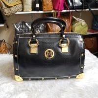 ราคา กระเป๋าmetrocity เมโทรซิตี้ ของแท้​มือ2​ หนังแก้วสีดำ อะไหล่ยังทองสวย​ สภาพดี​ มีตำหนิตรงยาแนวตามรูป​ ฐาน10นิ้ว (6533211570)