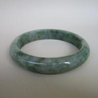 ราคา กำไลหยกพม่า jadeite type A ทรงกลมท้องแบนขนาดวงใน 59.2mm กว้าง 12.2mสีเขียวสวยงามสวมใส่ได้ทุกเพศ (23677906685)