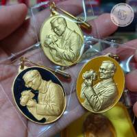 ราคา เหรียญในหลวงทรงกล้อง+เ ข็ มที่ระลึก สำนักนายกฯจัดสร้าง ปี 2542 เลือกสีได้ *พร้อมกล่องเดิม* (29134805364)