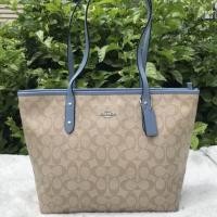 ราคา Coach ZIP TOP TOTE IN SIGNATURE COATED CANVAS สีฟ้า (1513117783)