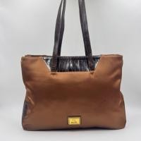 ราคา กระเป๋าสะพาย MOSCHINO โทนสีน้ำตาลคาราเมล กระเป๋ามือสอง (56506859818)