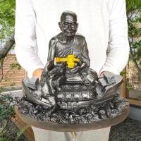 ราคา NMT8 หลวงปู่ทวดนั่งเรือ ห้อยพระบาทเหยียบน้ำทะเลจืด วัดช้างให้ กว้าง 9 นิ้ว เนื้อเรซิ่นผสมผงดินดำองค์ใหญ่มาก (23350327349)