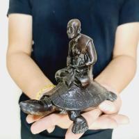 ราคา หลวงปู่หลิว วัดไร่แตงทอง ประทับบนหลังพญาเต่าเรือนมหาเศรษฐี (หน้าตัก3นิ้ว สูง18ซม.)เนื้อโลหะผสมชนวนเก่า (12163017587)