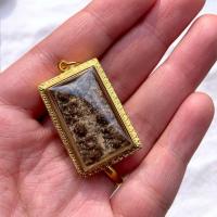 ราคา พระแผงตัดสี่ กรุนาดูน พิมพ์ตุ๊กตาประภาฯ เนื้อช้อคโกแลต กรุเก่า ปี22 เลี่ยมทองคำแท้ งานขึ้นมืออย่างหนา (42267903739)