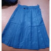 ราคา กระโปรงนักเรียน ผ้ามัน ตราสมอ สีฟ้าน้ำทะเล เอว26 ยาว24 (14949407382)