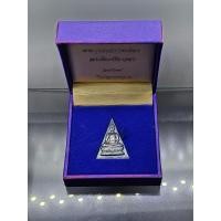 ราคา พระพุทธนวราชบพิตร พระพิมพ์จิตรลดา พิมพ์ใหญ่ เนื้อเงิน ขนาดสูง 3.2 ซ.ม.โครงการหลวง พ.ศ.2539 พร้อมกล่องเดิม หายาก (27306779321)