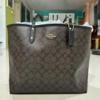 ราคา กระเป๋า สะพายข้าง COACH REVERSIBLE CITY TOTE IN SIGNATURE CANVAS (27758323580)