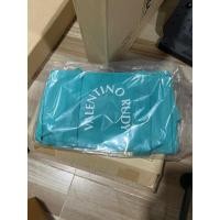 ราคา กระเป๋า Valentino Rudy Aqua Tote Bag 1 ใบ มูลค่า 1,290 บาท* ขนาด กว้าง 11.5 หนา 5.5 สูง 7.5 นิ้ว (21585231763)