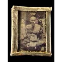 ราคา รูปถ่ายซีเปียหลวงปู่ศุข วัดปากคลองมะขามเฒ่า ชัยนาท พิมพ์หน่้าหนุ่มนั่ง เก้าอี้หวายกรอบเงิน นิยม รับประกันกท้ตามหลักสากล (24934560831)