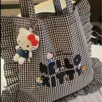 ราคา ♞,♘,♙Sanrio Hello Kitty กระเป๋าสะพายไหล่ลายตารางหมากรุกสีดำและสีขาวกระเป๋าถือผ้าแคนวาสเดินทางไปทำงา (24323254368)
