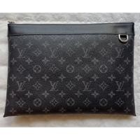 ราคา กระเป๋าคลัช Louis Vuitton Standing Pouch มือสองสีดำสภาพสวย มีของพร้อมส่งนะคะ (46205628841)