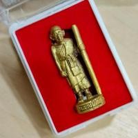 ราคา รูปหล่อหลวงปู่ศุข ประทับยืนถือไม้เท้า วัดปากคลองมะขามเฒ่า จังหวัดชัยนาท พร้อมกล่องตลับจากวัด พระบ้านรวมๆ สวยๆวัดใจ (27241882080)