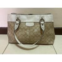 ราคา กระเป๋าทรงทำงาน Coach ลาย C ของแท้ ฐาน 15 นิ้ว สูง 10 นิ้ว ตำหนิรูปสุดท้าย ขายขาดทุน ใช้ได้อีกนาน 3 ช่องการใช้งาน (21384240908)