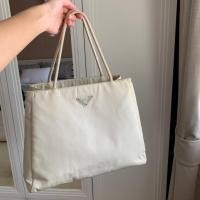 ราคา Prada nylon cream/beige สวยมากกกก สีไม่เฟด สภาพสวยพร้อมใช้ค่ะ (3416088048)