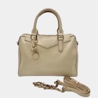 ราคา Charles & Keith กระเป๋าถือและสะพายทรงหมอน สีเบจ (7288561463)