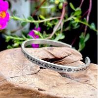 ราคา กำไลเงินแท้ 92.5 ลายดอกไม้โบราณแกะสลักมือ | Handmade Silver Bracelet by YANG SILVER (45800693824)