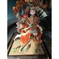 ราคา ตุ๊กตานักรบซามูไรญี่ปุ่นขี่ม้า (Musha Ningyō) เป็นตุ๊กตาของสะสมโบราณที่มักจัดแสดงในตู้กระจก  (51856598631)