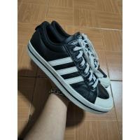 ราคา Adidas สีดำแถบขาว ไซร้ 41.5/26 มือสองของแท้ (41878702439)
