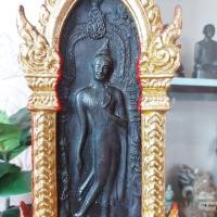 ราคา พระกำแพงศอกปางลีลา เนื้อตะกั่ว ประดิษฐานในซุ้มโลหะทาทองสภาพผ่านกาลเวลาตาภาพบรรยาย ซุ้มสูง 15.5 นิ้ว ฐาน 8×3.5 นิ้ว (28834073343)