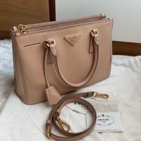 ราคา Good condition Prada Saffiano 30 สี cammeo สภาพสวย (1891384097)
