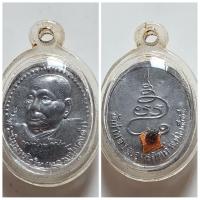 ราคา เหรียญรุ่นลายเซ็นต์ หลวงปู่ทองดำ วัดท่าทอง จ.อุตรดิตถ์ หลังตอกโค๊ต กะไหล่ทอง ปี 2545 หลังจีวร ของแท้ เลี่ยมเก่า (25961159729)