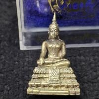 ราคา หลวงพ่อมงคลบพิตร พระหล่ออุดกริ่ง วัดมงคลบพิตร จ.พระนครศรีอยุธยา ปี พ.ศ. 2536 เนื้อเงิน รุ่นมูลนิธิพระมงคลบพิตร กล่องเดิม (28968507069)