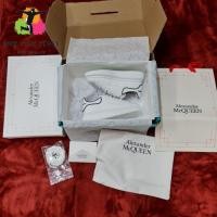 ราคา รองเท้า Mc queen สีขาวส้นตัวอักษรสีดํา alexander mcqueen สําหรับผู้ชายและผู้หญิงรุ่นตลาด ydxz (46650920105)