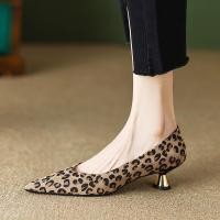 ราคา [Weiwailunbz] French Leopard Print Shoes Women Pointed Toe Classy Small Heel Shoes Cat Heel 2025 Suede Mid- Heel Pumps High Heels (56405288357)