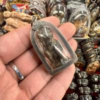 ราคา พญาหนุมานนั่งจับเข่า หลวงพ่อสุ่น วัดศาลากุน เลี่ยมกรอบเลสแบบโบราณ (41618364921)