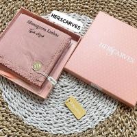 ราคา SQUARE SCARED MONOGROM BOX PREMIUM LC METAL LOGO HERSCARVES/ SQUARE PLAIN ELEGANCE EMBOSSED LASER CUT PARIS VOILE HERS PREMIUM (42177193583)