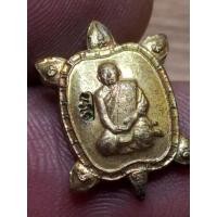 ราคา หลวงปู่แผ้ว ปวโร วัดหนองพงนก พญาเต่าเรือนนำโชค รุ่นปลดหนี้ พิมพ์เล็กทองเหลือง แยกชุดกรรมการ โค๊ต ปวโร ๑๐๘ เกจิ ปี๕๐ (55955249252)