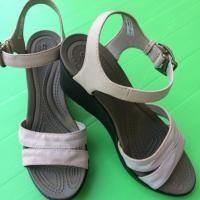 ราคา Crocs รุ่น Leigh Wedge W7 (714484560)