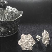 ราคา ต่างหู เงินแท้ ลายดอกไม้ไทย (208360833)