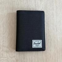 ราคา กระเป๋าใส่พาสปอร์ต Herschel Supply Raynor Passport Holder สีดำ มือสอง (27084944242)