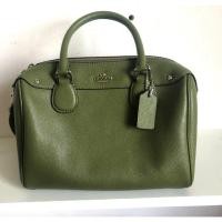 ราคา Coachหมอนแท้ มือสอง ใช้งานน้อยมาก สีเขียวขี้ม้า มีตำหนิตรงที่รูดซิป ด้ายหลุดออกมาหน่อยนึงค่า ขอคนรับได้ค่า (1514717836)