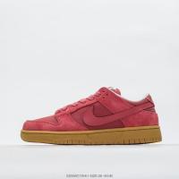 ราคา 2025 Nike SB Dunk Low Red Gum Nike SB Dunk Low ที่มีพื้นรองเท้าสีแดงเต็มรูปแบบ (44757482746)