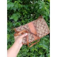 ราคา Used Coach Crossbody ทรงพอช รุ่นเก่า Vintage Y2K Bag Purse Signature Canvas ทรงพอช สะพายข้าง โค้ท (15082896434)